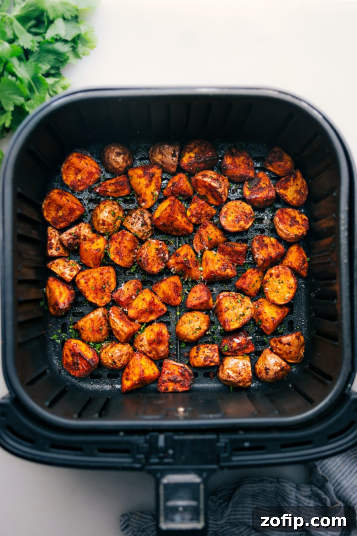 Perfectly Crispy Air Fryer Potatoes 1 featured 152784