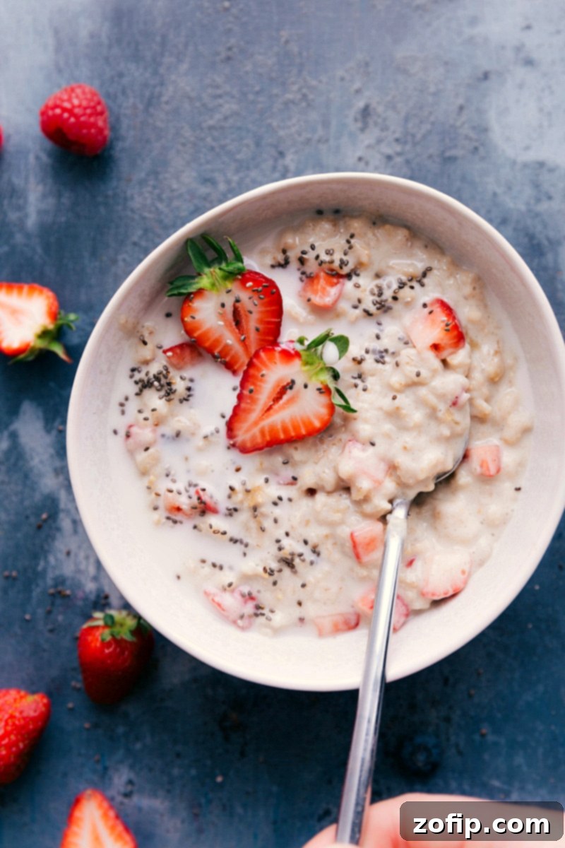 Strawberries and Cream Oatmeal: A Sweet and Velvety Breakfast Indulgence A delightful bowl of creamy strawberries and cream oatmeal, elegantly adorned with fresh, vibrant sliced strawberries.